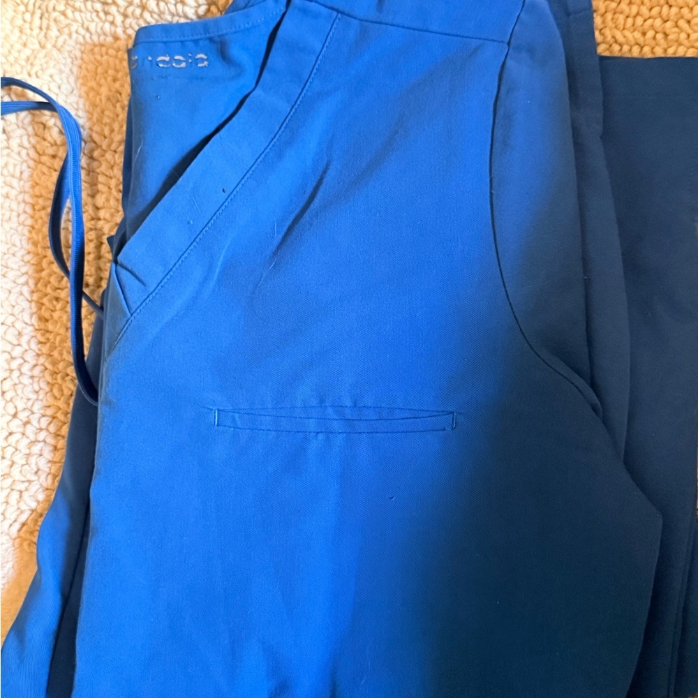 Mandala Women's Royal Blue V-Neck & Jogger Scrub set